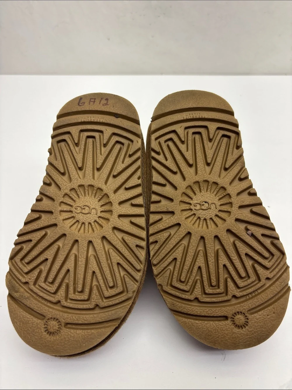 Cozy slippers for baby size 7, box 73